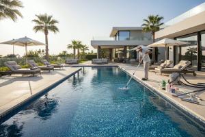 la pulizia delle piscine: Da €200