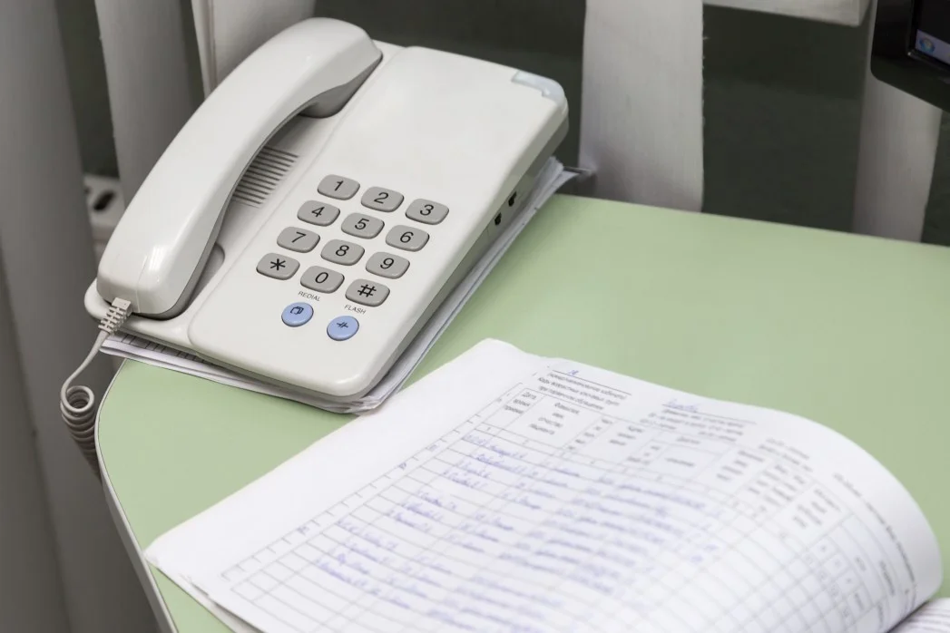 impianto telefonico grigio 