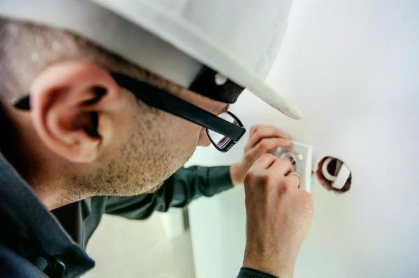 Elettricisti: 4 motivi essenziali per assumerne uno