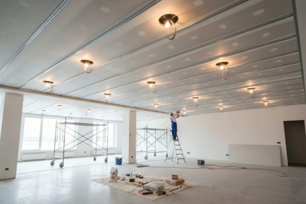 Un controsoffitto con faretti