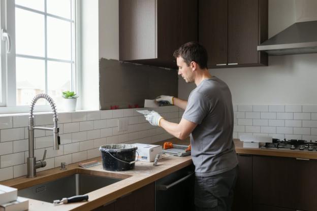 Quanto costa installare un paraschizzi in piastrelle di ceramica?
