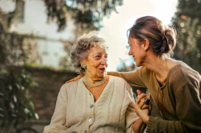 Badante per anziani: come sceglierlo ed errori da evitare