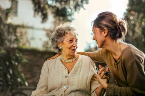 Badante per anziani: come sceglierlo ed errori da evitare