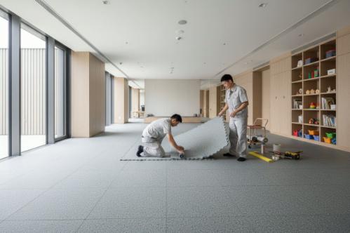 installare un pavimento di sicurezza in gomma