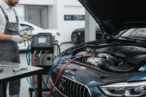 rigassificare il condizionatore d'aria di un'auto: Da €50