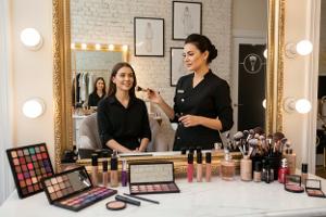 assumere make up artist: Da €50