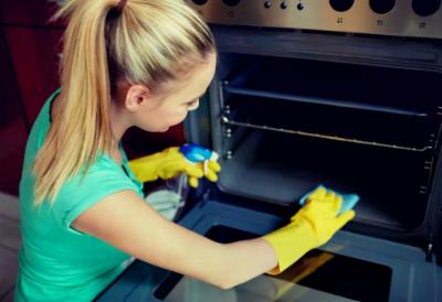 Pulizia del forno: come risparmiare utilizzando bicarbonato di sodio e aceto