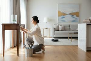 un addetto alle pulizie domestiche: Da €7