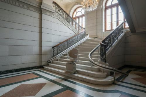 installare un montascale in un edificio pubblico