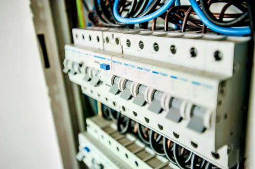 Come funzionano gli interruttori automatici unipolari