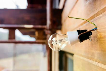 Lampadina fulminata, i 6 motivi per cui accade