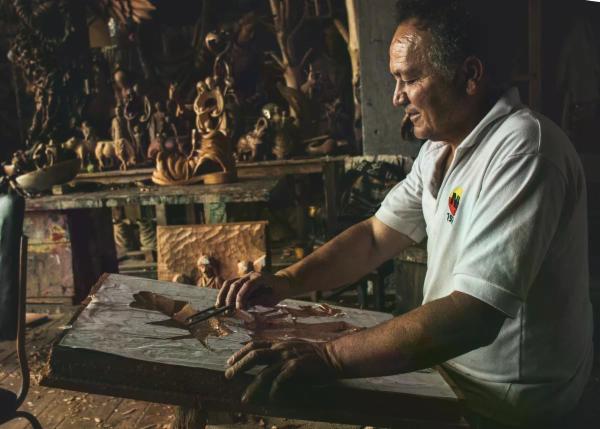 Il falegname: perché affidarsi a un artigiano del legno