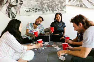 Manodopera gratuita al tavolo di poker con gli amici