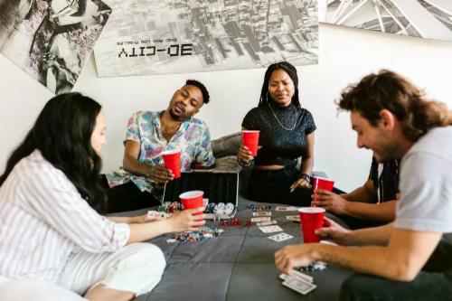 Manodopera gratuita al tavolo di poker con gli amici