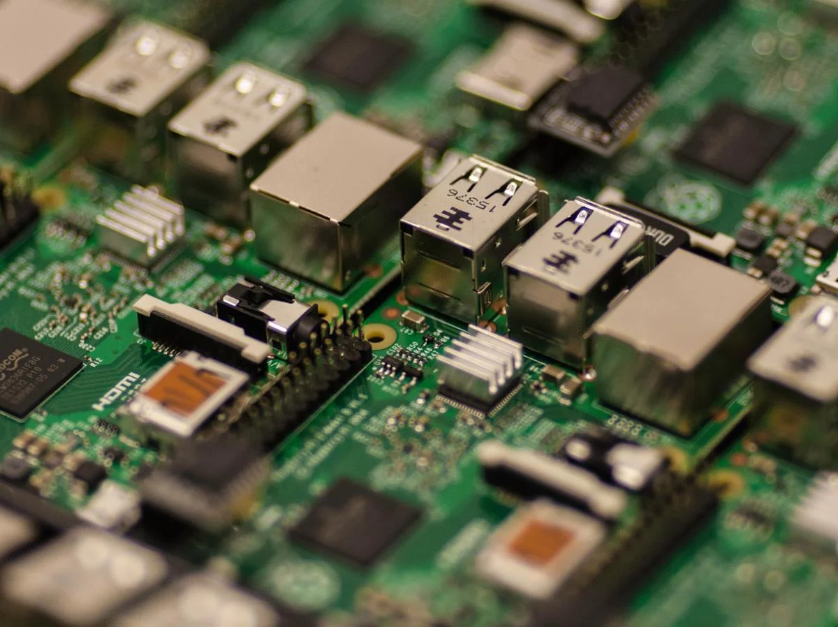 rimuovere un interruttore elettrico e collegare prese elettriche