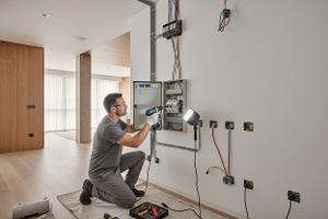 un elettricista per installare un impianto elettrico: Da €30