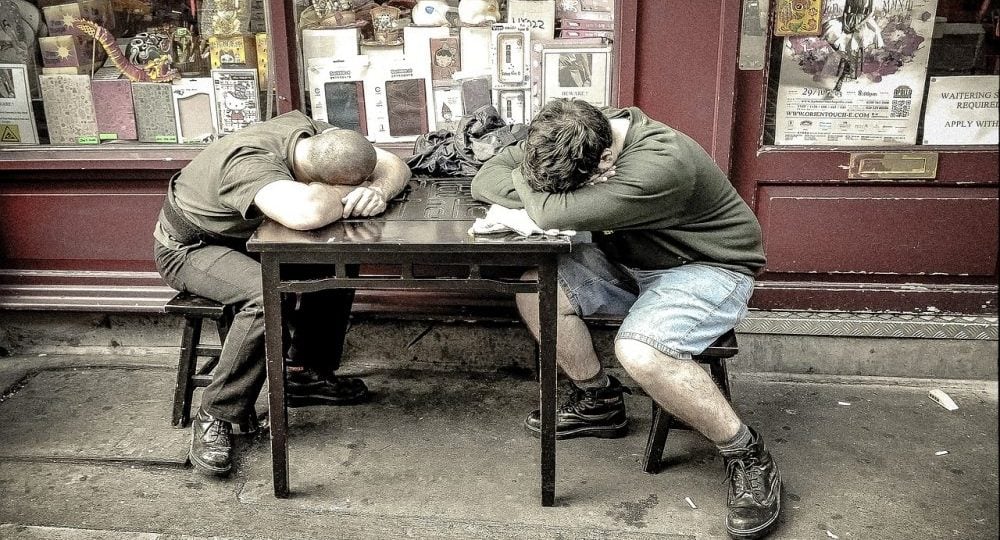 dormire di giorno su tavolo