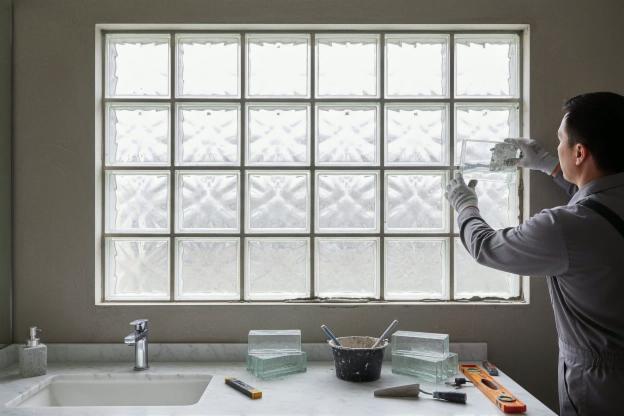 Come Installare una Finestra a Blocchi