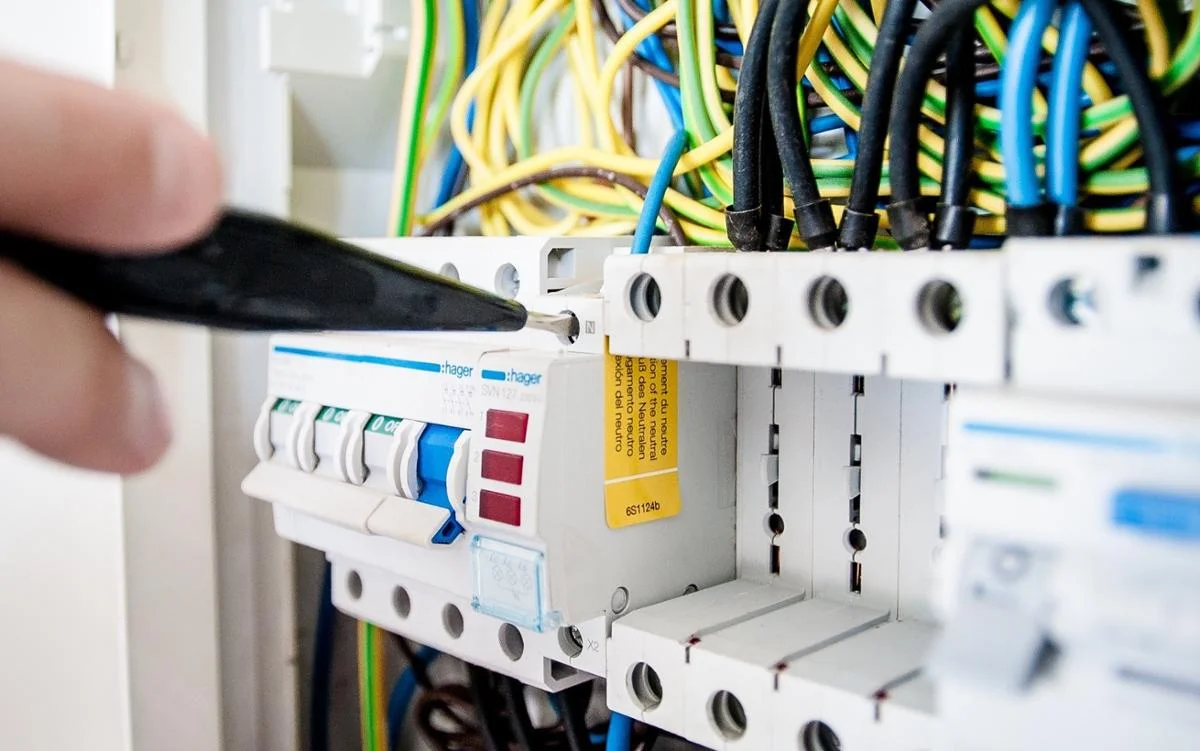 remove an electrical switch safely