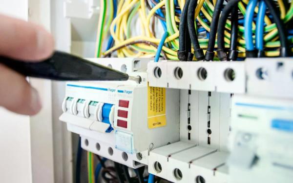 Come rimuovere un interruttore elettrico in modo sicuro