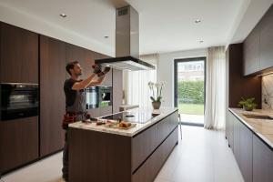 un installatore di cappe: Da €1,000