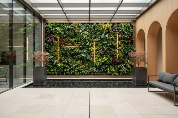 Giardino Verticale: Spazi Sospesi di Verde