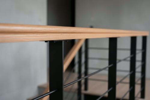 un corrimano in legno su misura