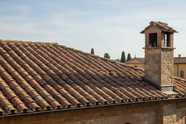 Un tetto con le tegole