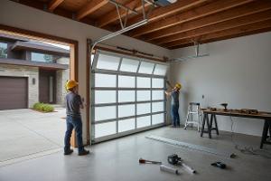 mettere la porta del garage: Da €1,000