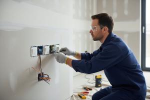 installare prese e interruttori elettrici: Da €25