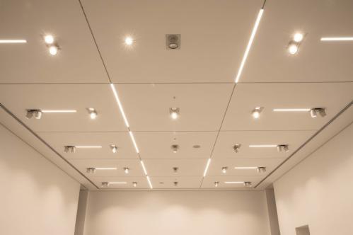 un controsoffitto con faretti orientabili