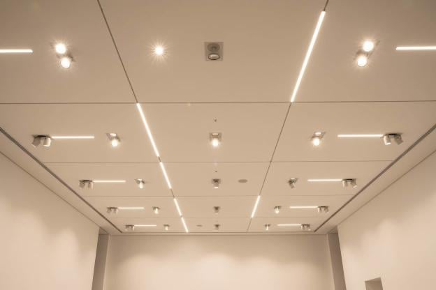 Quanto costa un controsoffitto con faretti per eventi sportivi?