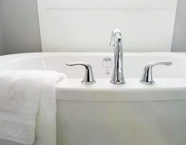 Vasca da bagno: come sturare lo scarico con uno sturalavandini