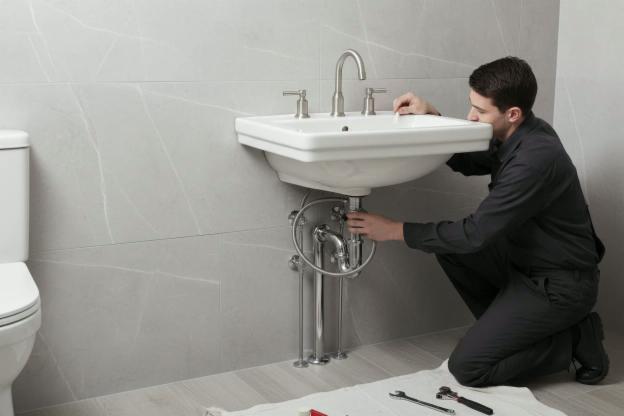 Installare lavandini e rubinetti